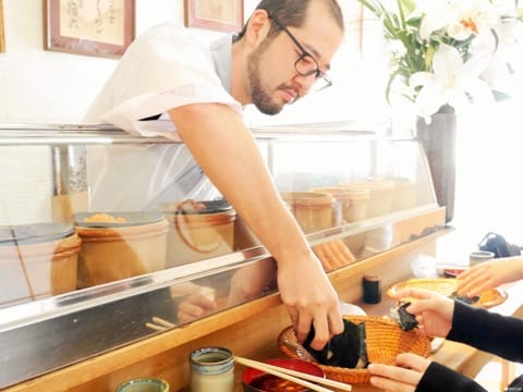 東京最古老的手作飯糰店 「淺草 宿六」