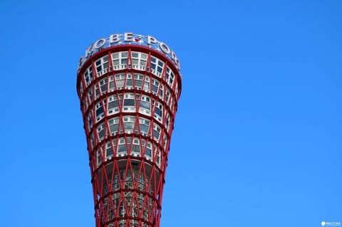 青空に映える赤いランドマーク!高さ108メートルを誇る神戸ポートタワーの魅力