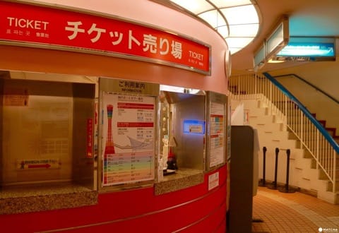 青空に映える赤いランドマーク!高さ108メートルを誇る神戸ポートタワーの魅力