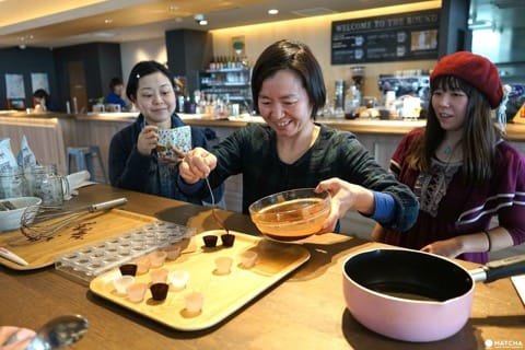 手作りチョコはスーパーフード?!エンブレムホステル西新井のローチョコレート作りワークショップ