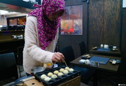本場大阪でたこ焼き作りに挑戦!ムスリムのお客様にも大人気の和食レストラン「祭」