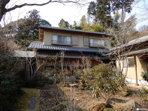 Ride a steam locomotive along the beautiful Oigawa Valley in Shizuoka and stay at Japanese farmhouses surrounded by tea fields and the foothills of Fujisan.