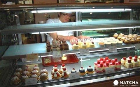 Ride a steam locomotive along the beautiful Oigawa Valley in Shizuoka and stay at Japanese farmhouses surrounded by tea fields and the foothills of Fujisan.