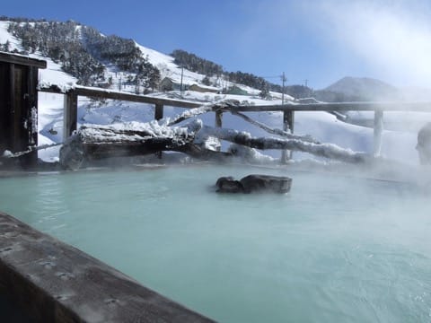 高原の自然と豊かな湧出量の硫黄泉(療養泉)を楽しめる~万座温泉~【群馬県】