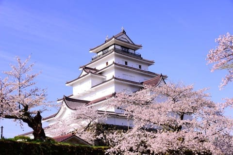 【福島県】赤い瓦が目を引く鶴ヶ城〜アクセス・見どころなど〜