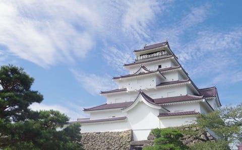【福島県】赤い瓦が目を引く鶴ヶ城〜アクセス・見どころなど〜
