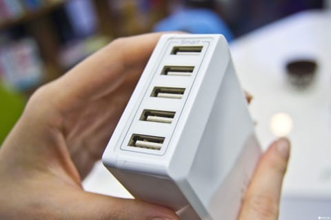 五孔充電器 白