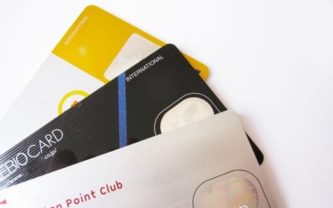 日本でクレジットカードは必需品?利用可能场所、主要カード、両替スポット、デビットカードについて