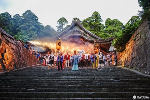 年に1回しか見られない火の川! 鳥取の神秘的な「大山夏山開き祭り」