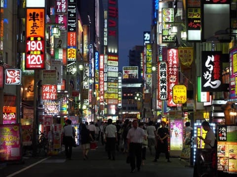 アジア最大級の歓楽街、新宿「歌舞伎町」の遊び方