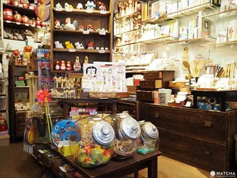 荒川線】宛如鎮上的柑仔店！蒐集日本童玩的「旅貓雜貨店」 - MATCHA