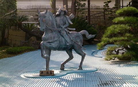 三重塔で名高い「須磨寺」は伝統と革新のワンダーランド!笑顔が生まれるお寺を楽しもう。