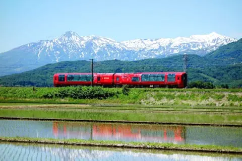 最高に贅沢な3時間！リゾート列車「雪月花」でゆく新潟絶景旅 - 日本の