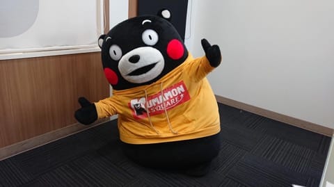 熊本県「くまモンスクエア」へ、大人気のご当地キャラクターに会いに行こう!