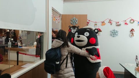 熊本県「くまモンスクエア」へ、大人気のご当地キャラクターに会いに行こう!