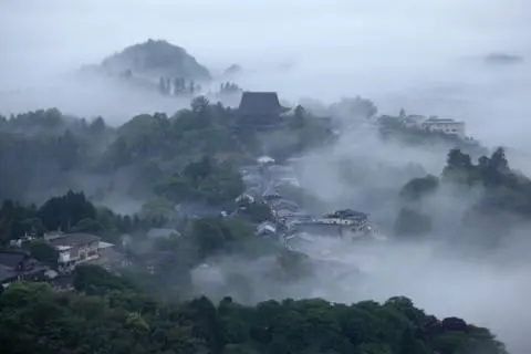 奈良(なら) の 吉野山(よしのやま) に ある 世界遺産(せかいい