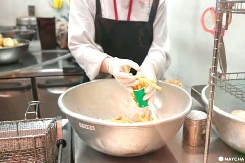 カルビープラス原宿竹下通り店――揚げたて商品を堪能しよう
