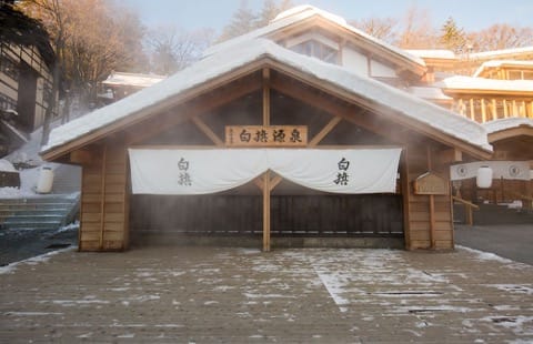 草津名物「湯畑」まで徒歩2分以内! 草津温泉観光にオススメの宿4選