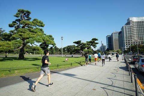 มาตัวเปล่าก็วิ่งรอบพระราชวังอิมพีเรียลได้ที่ ASICS RUN TOKYO MARUNOUCHI