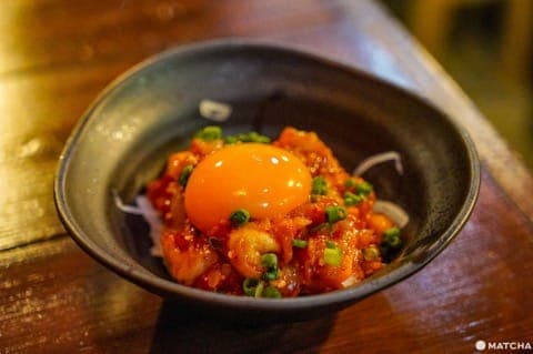 邻近新宿暖帘街(ほぼ新宿のれん街)_贝烧酒场カイフォルニア_蛋黄生比目鱼