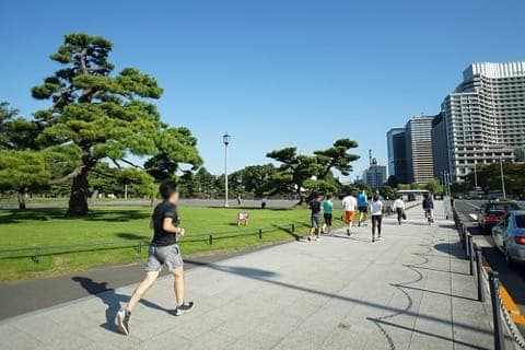 手ぶらで出来る皇居ラン!「アシックスラン東京丸の内」のオススメサービスとランスポット紹介