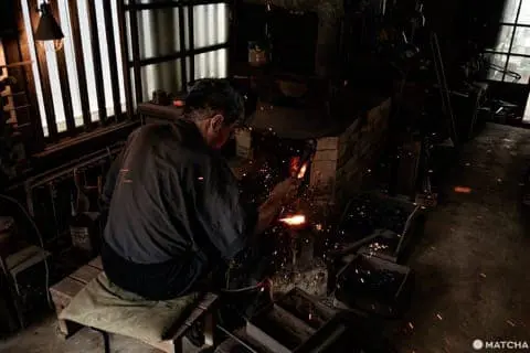 大阪の鋏鍛冶「佐助」で体験する、日本の刃物の技術と歴史 - 日本の