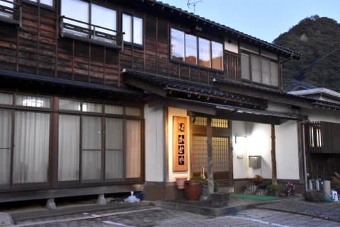 【カニ・ふぐ・あんこう】旬の幸で満腹に!絶品鍋が食べられる宿3選