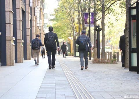 東京駅前。住民ゼロのオフィス街・丸の内の1日
