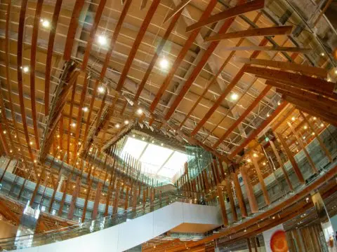 富山市ガラス美術館(前編)〜隈研吾氏設計の建築美を堪能する〜 - 日本