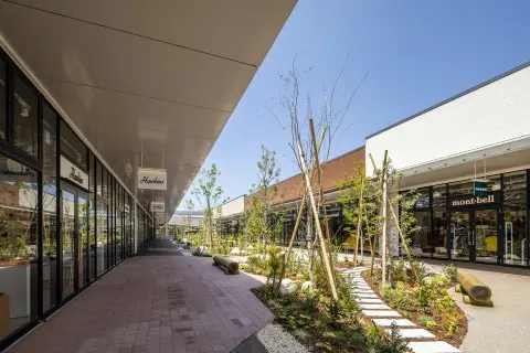 THE OUTLETS KITAKYUSHU and AEON MALL Yahatahigashi: Kyushu's
