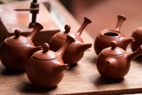 美しい陶器「無名異焼」をお土産に。多様な自然と文化の吹きだまりで