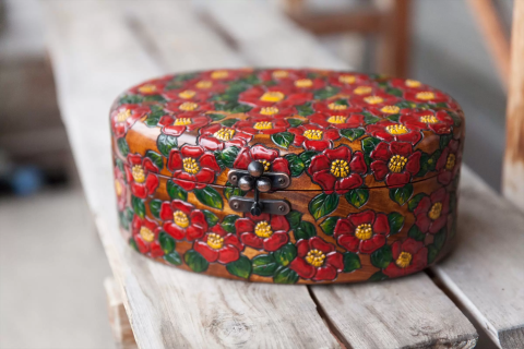 使うほどにツヤが増し味わいが深まる「烏城彫」 - 日本の観光メディア