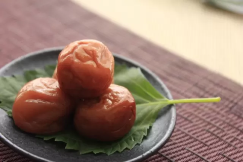 日本中が知っている!? あまずっぱいロングセラーキャンディ「小梅」が