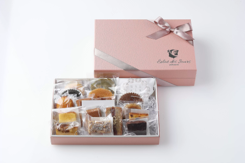 If you're looking to buy souvenirs in Toyosu, try Eclat de Jour. A