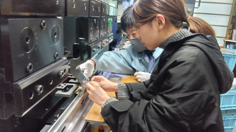 金属曲げ体験でミニフォークリフトを組み立て｜精密板金の工場見学