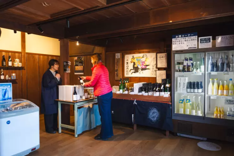 平田酒造場の内部へ：高山で最も充実した英語ツアー - HAKKO
