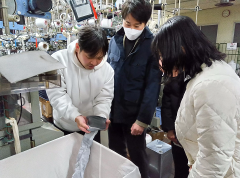 大阪・関空近くの100年企業の変革力を体感 ストッキング工場見学で知る