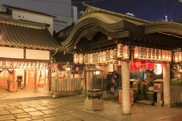 Hướng dẫn đầy đủ về du lịch Osaka. Giới thiệu các khu vực, 40 địa điểm thăm quan, các món ăn ngon, phương tiện di chuyển 