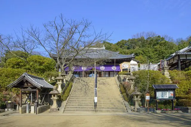 Hướng dẫn đầy đủ về du lịch Osaka. Giới thiệu các khu vực, 40 địa điểm thăm quan, các món ăn ngon, phương tiện di chuyển 