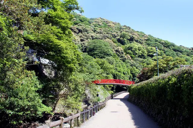 Hướng dẫn đầy đủ về du lịch Osaka. Giới thiệu các khu vực, 40 địa điểm thăm quan, các món ăn ngon, phương tiện di chuyển 