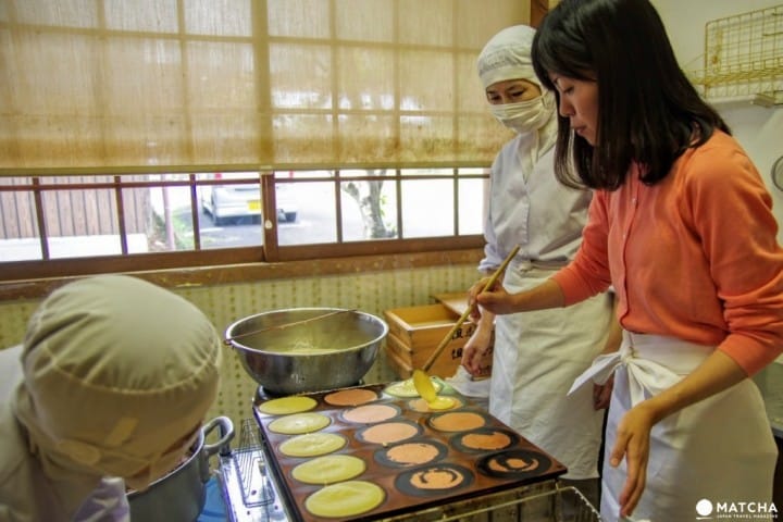 ¡Aprende a hacer dulces tradicionales en Tajimaya Roho en Taketa, Oita!