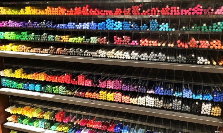新宿車站上的便利畫材文具店-Tools
