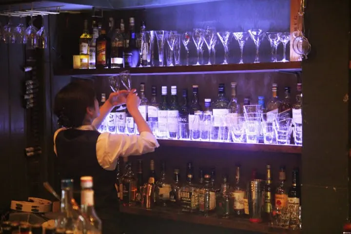 女生绝对抵挡不了的浪漫夜晚：现场感受爵士乐与花式调酒的现场秀