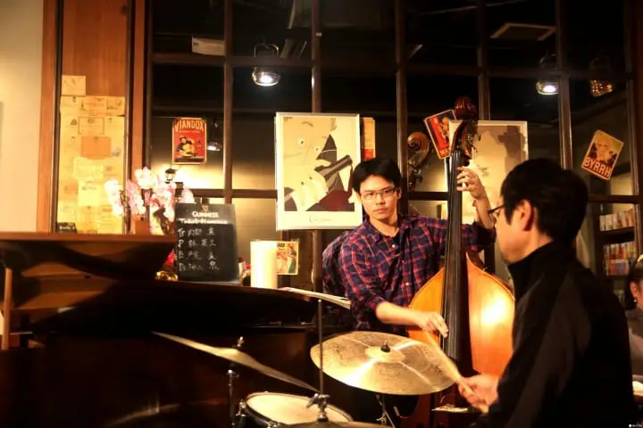 女生绝对抵挡不了的浪漫夜晚：现场感受爵士乐与花式调酒的LIVE秀