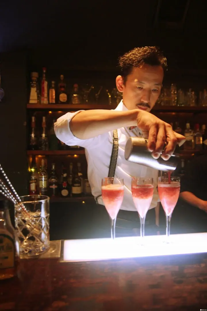 女生绝对抵挡不了的浪漫夜晚：现场感受爵士乐与花式调酒的LIVE秀