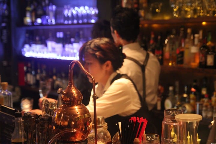 女生绝对抵挡不了的浪漫夜晚:现场感受爵士乐与花式调酒的LIVE秀