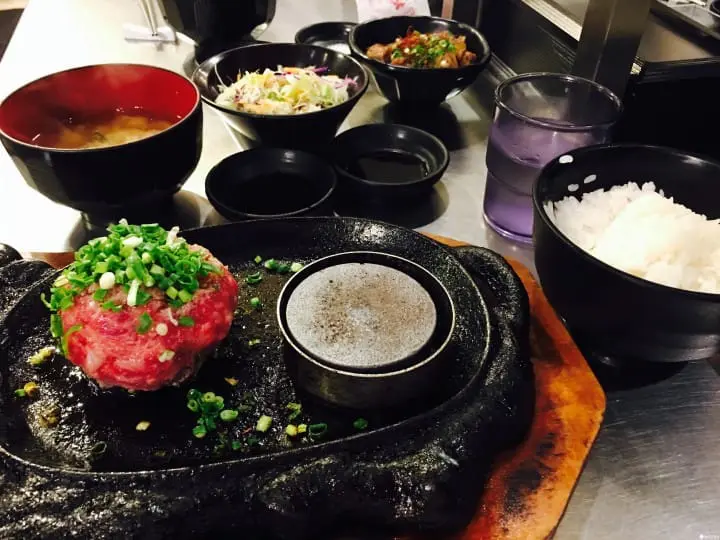 福冈人气名店ー排队才吃得到的伊万里牛肉汉堡排极味屋