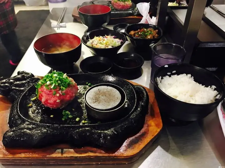 福冈人气名店ー排队才吃得到的伊万里牛肉汉堡排极味屋