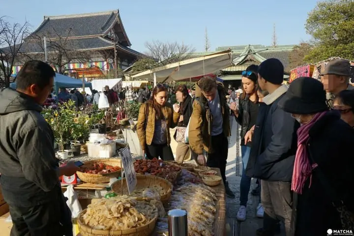 訪日客が日本の縁日を体験！西新井大師の「納めの大師」
