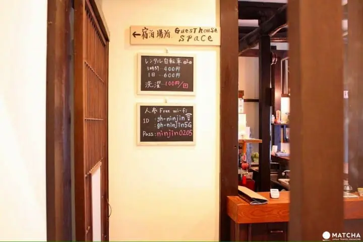 新潟市にあるゲストハウス人参　入ってすぐの案内